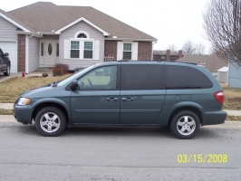 2005 Dodge Grand Caravan SXT l side